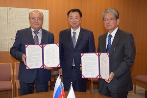 署名を終えた両学長と松野大臣