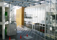 3．透明ガラスにより2階デッキと建物内相互の視認性を確保