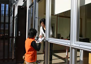 4．大門扉手前にある事務室での来校者の受付