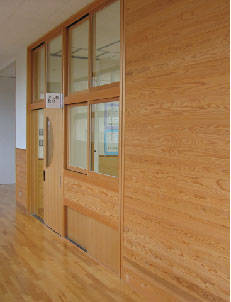 写真　廊下の床・壁：校舎の内装には鳥取県産の木材が多用されている。