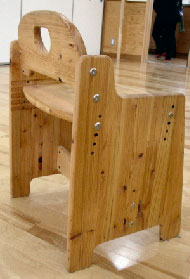 写真　新型のいすの高さ調整機能：座面を高くすると奥行きも大きくなる。