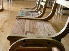写真　いすの座面形状：座面はゆるく後傾させ、表面には尻とのフィット感を高める加工がされている。