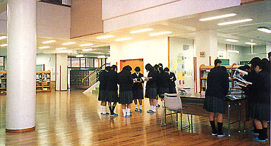 多様な授業形態に対応できる開放的な多目的スペース