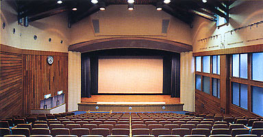 専用講堂。300席の固定椅子を備える。