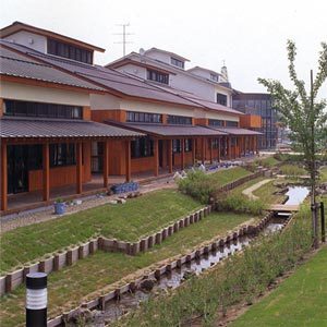 農家屋敷を象った校舎と、せせらぎ水路