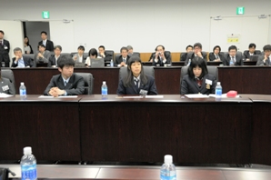 発表を聞く生徒たち