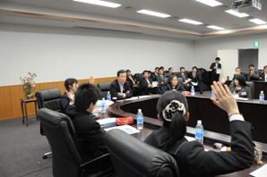 手をあげる生徒たち