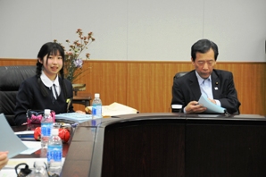 発表する生徒と資料を読む平野大臣