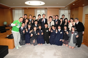 大臣室での記念撮影