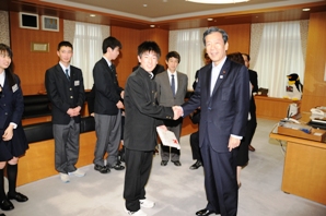 平野大臣と生徒が握手