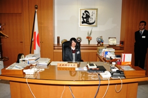 大臣室に座る生徒