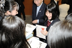 記念品を手に談笑する生徒たち