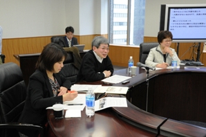 奥から神本政務官、平田オリザさん、今村久美さん