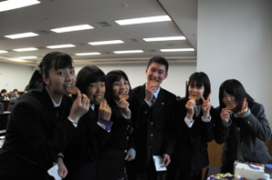 平野大臣顔入りせんべいを食べる生徒たち