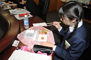 日の丸弁当を食べる生徒