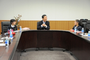 談笑する平野大臣と生徒たち