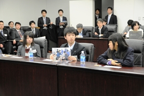 取組を発表する生徒