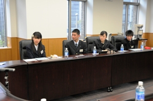 話を聞く生徒たち