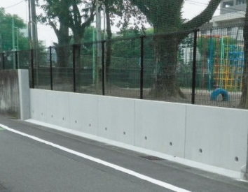 安全対策の例：ブロック塀を撤去し，フェンスに再整備した事例