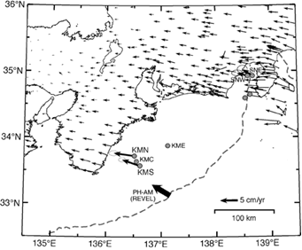図1　海底地殻変動観測によって検出されたアムールプレート固定の変位速度ベクトル．陸上の矢印は，国土地理院GEONETによる観測結果（畑中ほか［2003］による）．丸印は海底局設置地点．