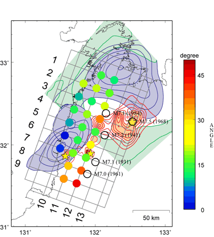 図4：プレート境界面近傍のフィリピン海プレート内のσ1軸の方向とプレートの境界面の法線ベクトルとのなす角度θと、プレート境界の地震性滑りと非地震性滑りの空間分布[八木・他（1998）、Yagi et al. （1999）、八木（2002）、Yagi and Kikuchi （2003）]、及び過去に発生したマグニチュード7 以上の地震の震央分布（気象庁カタログ）との比較（植平，2007）．