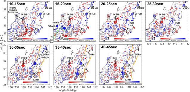 図1．各震源経過時間帯における自乗振幅エンベロープの振幅時間減衰率．カラースケールの赤色は高い時間減衰率を，青色は低い時間減衰率をそれぞれ表す．解析にはそれぞれの観測点から震央距離30km以内で発生した深さ20km以浅の地震を使用し，それぞれの観測点で観測された地震群に対する平均的な時間減衰率を観測点位置にカラースケールで示す．カラースケールの赤色は高い時間減衰率を，青色は低い時間減衰率をそれぞれ表す．