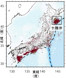 図1　2003年6月1日から2009年1月31日までの期間に検出されたイベントの震央分布。防災科研 Hi‐net の観測点に併設された高感度加速度計の記録をAsano et al. （2008）の手法によって解析した。検出されたイベントを防災科研 Hi‐net 手動験測震源と照合し、対応する地震が見出されたイベントを灰色丸印で、それ以外を赤色丸印でそれぞれ示す。赤色丸印のイベントの多くは、周期10秒以上に卓越する超低周波地震である。また、期間内に発生したM7以上の地震の震央を星印にて併せて示す。