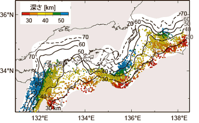 図8：変換波を用いた波形解析によって推定されたフィリピン海プレート内海洋モホ面等深度線と海洋モホ面近傍で発生する地震の震源分布（防災科学技術研究所［課題番号：3001］）。