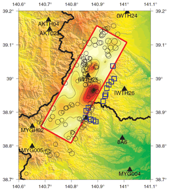 図26：2008年岩手宮城内陸地震の滑り分布地表投影。○は余震、□は地表変位が報告されている地点。▲は強震観測点（京都大学防災研究所［課題番号：1806、1808］、Suzuki et al., 2009）。