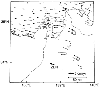 図43　駿河湾、銭洲岩礁周辺における変位速度ベクトル。アムールプレートに対する変動を示す。SNW、SNEは名古屋大学ほかの海底地殻変動観測による結果。ZENは銭洲岩礁でのGPS観測結果。陸上の矢印は、国土地理院GEONETによる観測結果（畑中ほか［2003］による）。丸印は海底局設置地点（名古屋大学［課題番号：1705］）。
