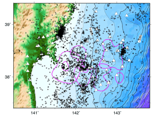 図4　宮城県沖地震の震源域及びその周辺の地震活動。2005年5月19日から2007年10月22日までで決定された3633個の地震の震央（黒丸）。気象庁の震源リストに対応した地震を再決定した。解析には、△でしめす観測点のデータを使用した。ピンクの線で囲まれた領域は、推定された過去の大地震のアスペリティ（東京大学［課題番号：1402］）。