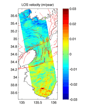 図11　紀伊半島～丹後半島の変動速度。InSAR時系列解析から求めた2006年10月から2009年8月の平均視線方向変動速度。長波長シグナルはGPSデータを用いて補正してある。色は変動速度を表す。赤線は活断層を示す（京都大学［課題番号：1801］）。