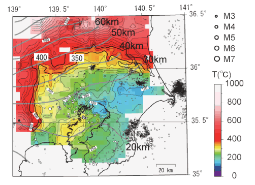 図5.温度検層データに基づく深さ30 kmにおける推定温度分布（防災科学技術研究所［課題番号：3009］）。カラースケールは温度を表す。Hori （2006） によるフィリピン海プレート上面の等深線を灰色実線で示す。また2000年1月～2007年9月の期間内に、深さ27.5～32.5 kmで発生した地震の震源を丸印で併せて示す。震源は気象庁一元化処理震源カタログによる。