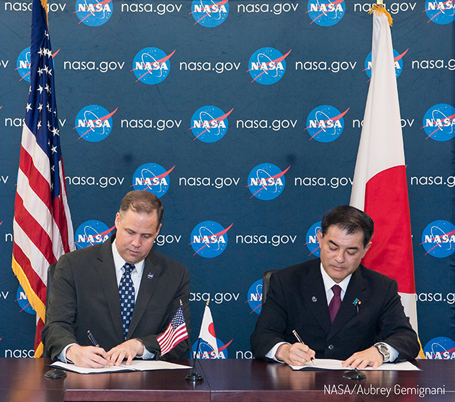 Photo 2  NASA-MEXT Joint Statement Signing Ceremony