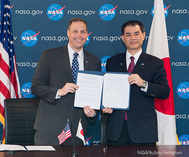 Photo 1  NASA-MEXT Joint Statement signed by NASA Administrator Jim Bridenstine and MEXT Minister Masahiko Shibayama