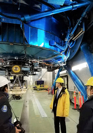 Photo 8  MEXT Minister inspecting main body of Subaru Telescope