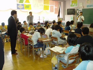 士別市立温根別(おんねべつ)小学校、士別市立士別小学校でのスクールミーティング(7月4日)の様子:文部科学省