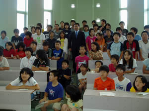 士別市立温根別(おんねべつ)小学校、士別市立士別小学校でのスクールミーティング(7月4日)の様子:文部科学省