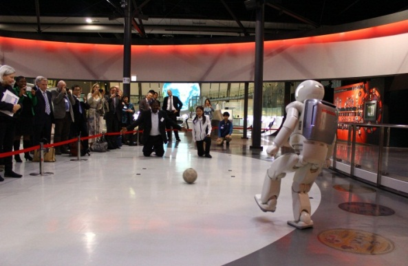 日本を代表するヒューマノイドロボット「ASIMO」とコミュニケーションを取る参加者