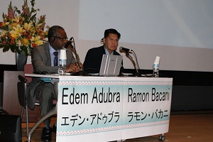 パネルセッションで講演をするパネリスト（左から、エデン・アドゥブラ ユネスコ EFA教員タスクフォース事務局長、ラモン・バカニ 東南アジア教育大臣機構 教育革新・技術センター長）
