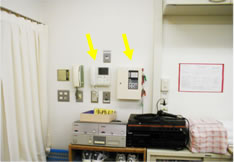 5．カメラ付きインターホン親機（左）と防犯センサー盤（右）