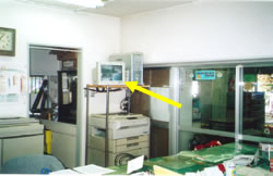 5．職員室に設置された防犯カメラのモニター装置