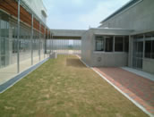 4．TTコーナーと教室から見渡せる中庭
