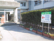 写真　校舎入口付近に設置された案内の看板