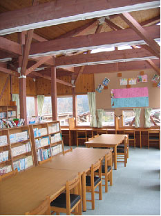 写真　校舎の設計者と家具メーカーが共同して製作した図書室の木製家具