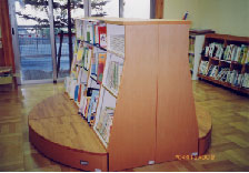 本棚とベンチ
