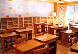 写真3　地域の伝統的民家の木造校舎に合わせた木製家具