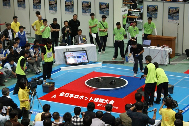 『全日本ロボット相撲競技大会』の競技風景