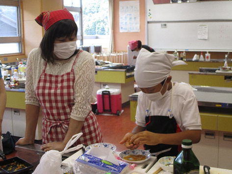 ものづくり（お弁当）部の活動の様子（地域の方と）