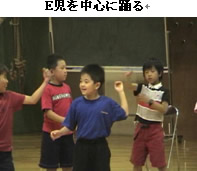 E児を中心に踊るの写真